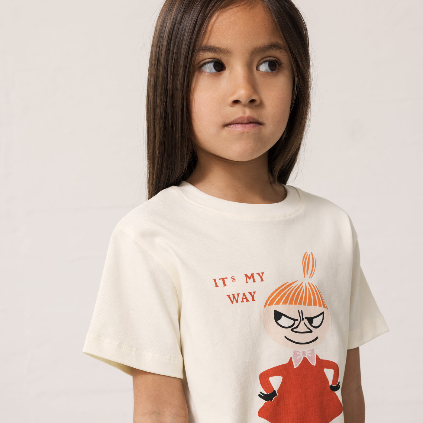 Pige i t-shirt med print af lille my fra mumi