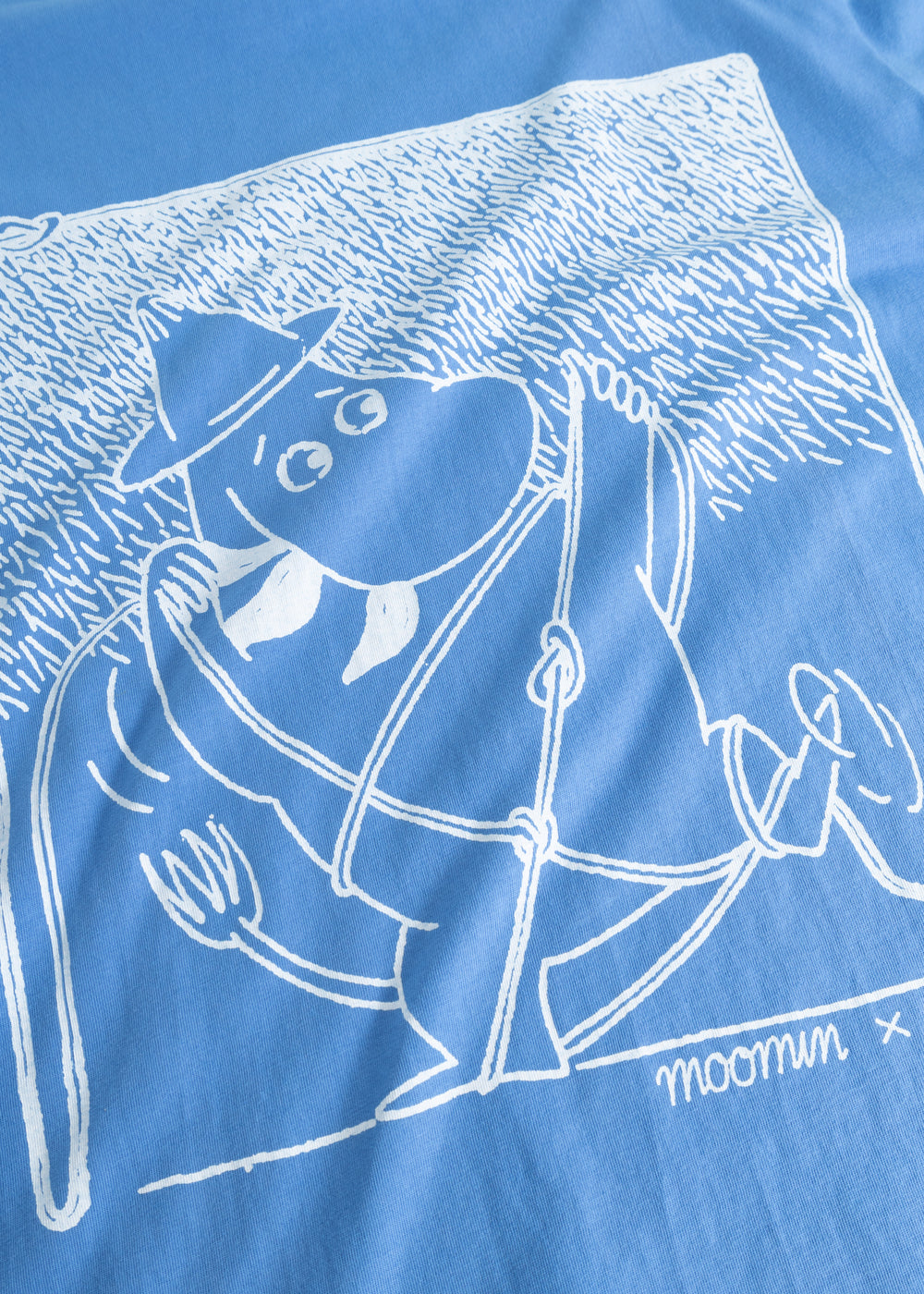 Langærmet bluse i blå med hvidt Moomin-scoutmotiv foran