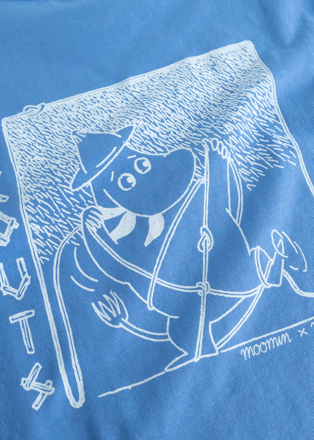 Bluse i lyseblå med stort Moomin Scout-print i hvidt