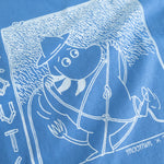 Bluse i lyseblå med stort Moomin Scout-print i hvidt