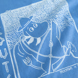 Bluse i lyseblå med stort Moomin Scout-print i hvidt