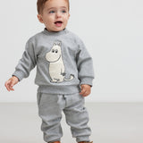 Baby iført grå trøje med Moomin print foran