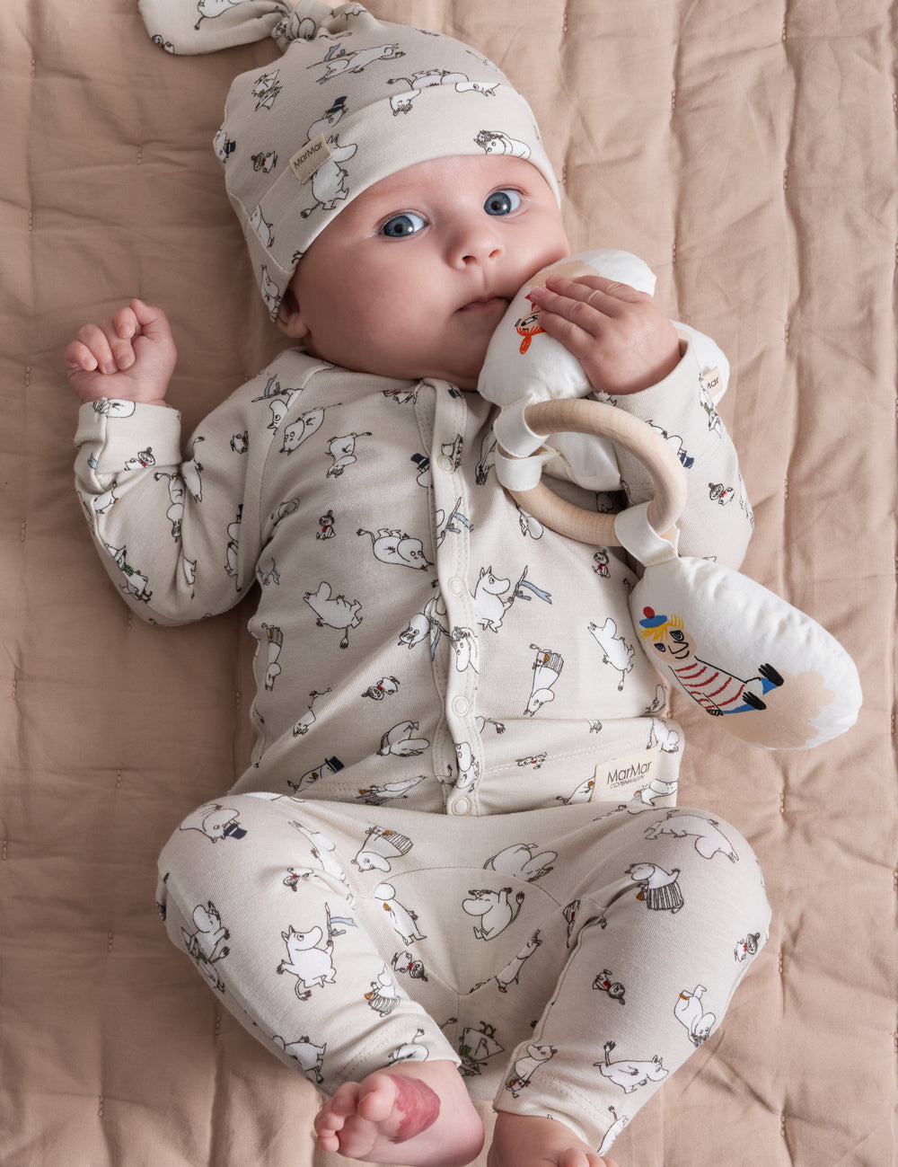 Baby med Mhue baby med M Mininprint og matchendeendeendeende