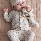 Baby iført babyhue med Moomin-print og matchende tøj