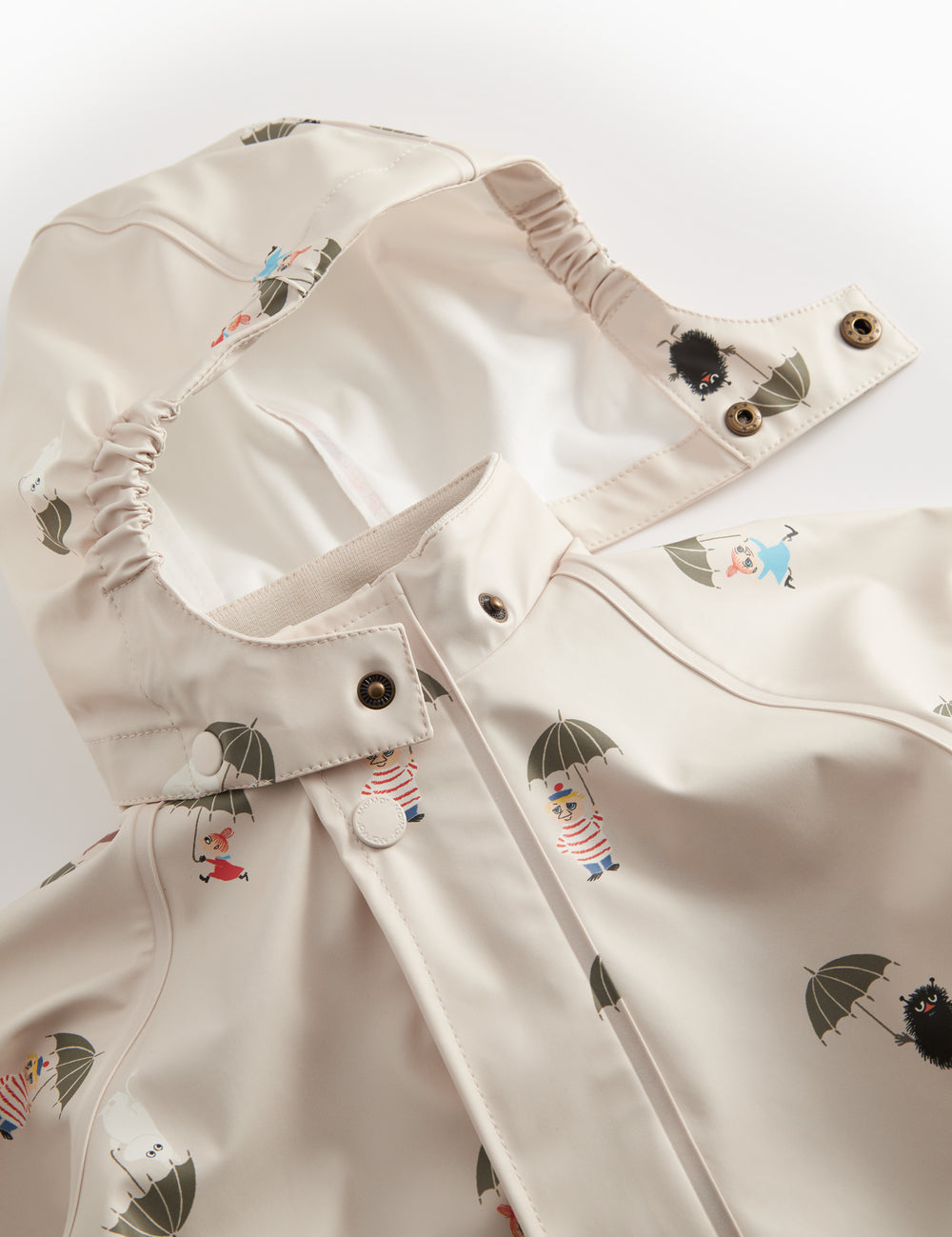 Beige baby regndragt med Moomin print, hætte og fodstropper