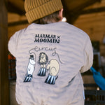 Barn set bagfra iført grøn jakke med Moomin print og brun hue