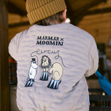 Barn set bagfra iført brun strikket hue og jakke med Moomin print