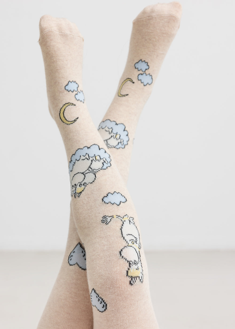 Cremefarvede børnestrømpebukser med Moomin figurer, måne og skyer