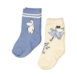 Et par børnestrømper med søde Moomin figurer, den ene i blå, den anden i creme