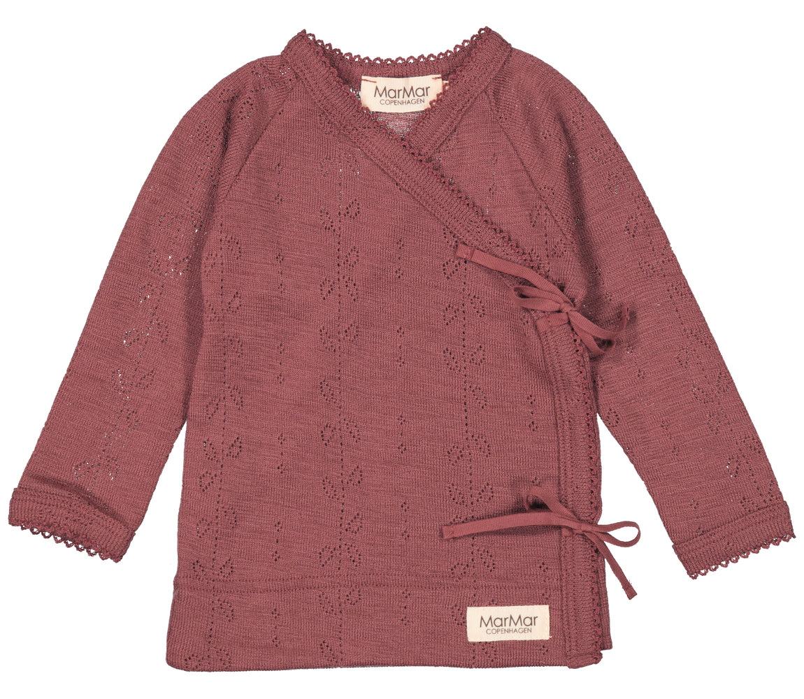 Hindbærfarvet uldbluse med skrålukning og fint hulmønster til babye
