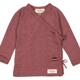 Hindbærfarvet uldbluse med skrålukning og fint hulmønster til babye