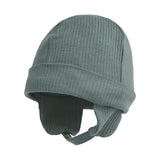 Ribbet grøn hue med ørebeskyttelse og hagerem til baby