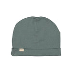 Ribbet mørkegrøn beanie til børn med lille mærke foran