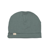 Ribbet mørkegrøn beanie til børn med lille mærke foran