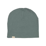 Ribbet mørkegrøn beanie til børn med lille mærke foran