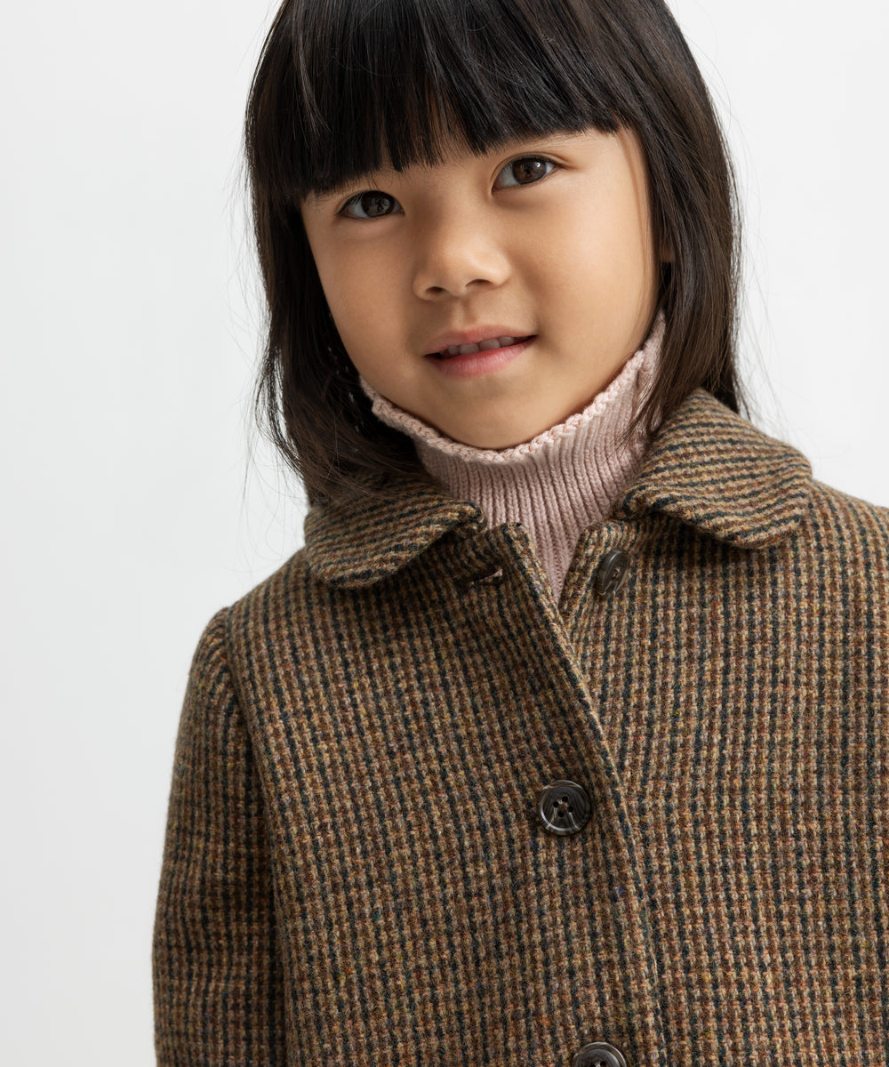 Barn i brun ternet uldfrakke med krave