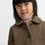 Barn i brun ternet uldfrakke med krave