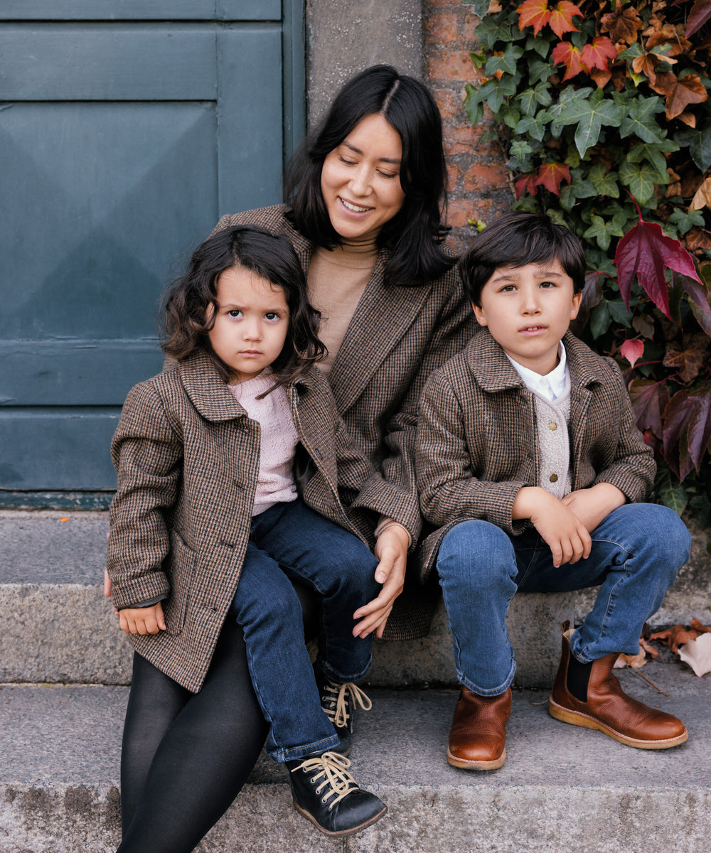 Familie med matchende brune blazere
