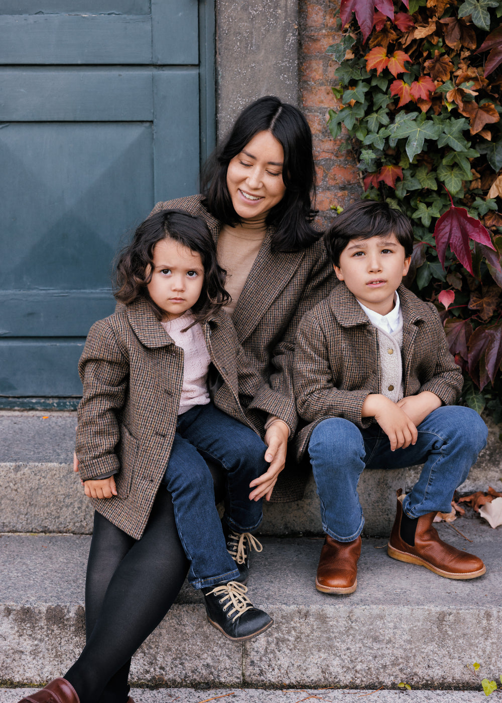 Familie med matchende brune blazere