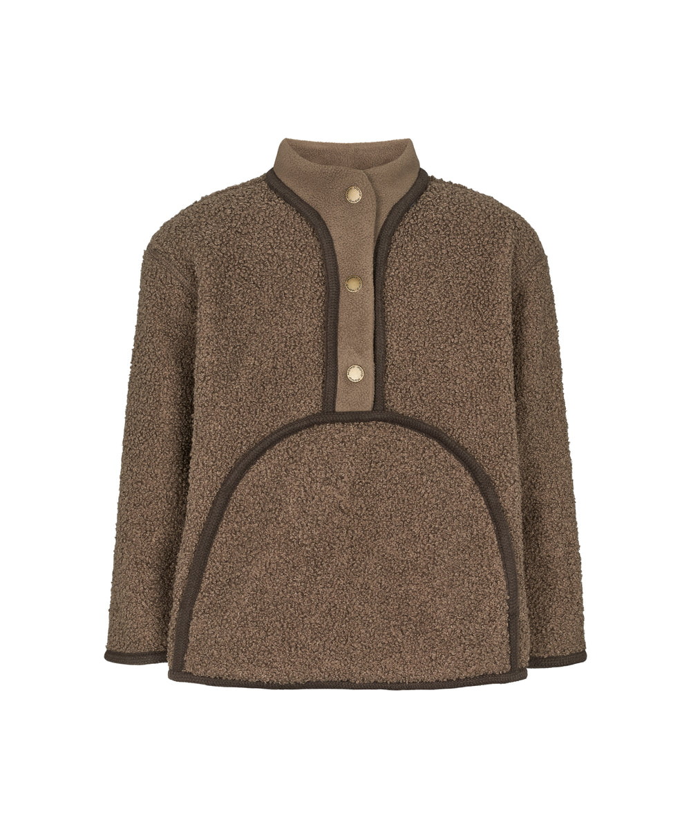 Brun teddytrøje til børn med knapper og stor buet forlomme foran