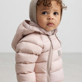 Lille børn iført lyserød dundragt med hætte