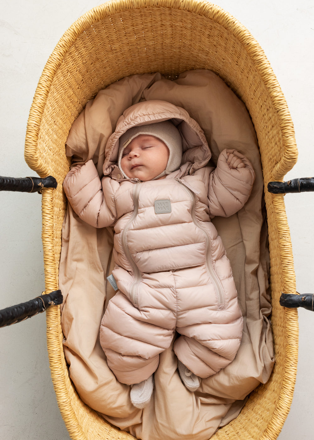 Baby i lyserød dundragt med hætte og uldhue