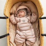 Baby i lyserød dundragt med hætte og uldhue