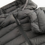 Detalje af lynlås på mørkegrå vatteret jakke