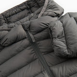 Detalje af lynlås på mørkegrå vatteret jakke