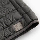 Logo og syninger på mørkegrå vatteret jakke