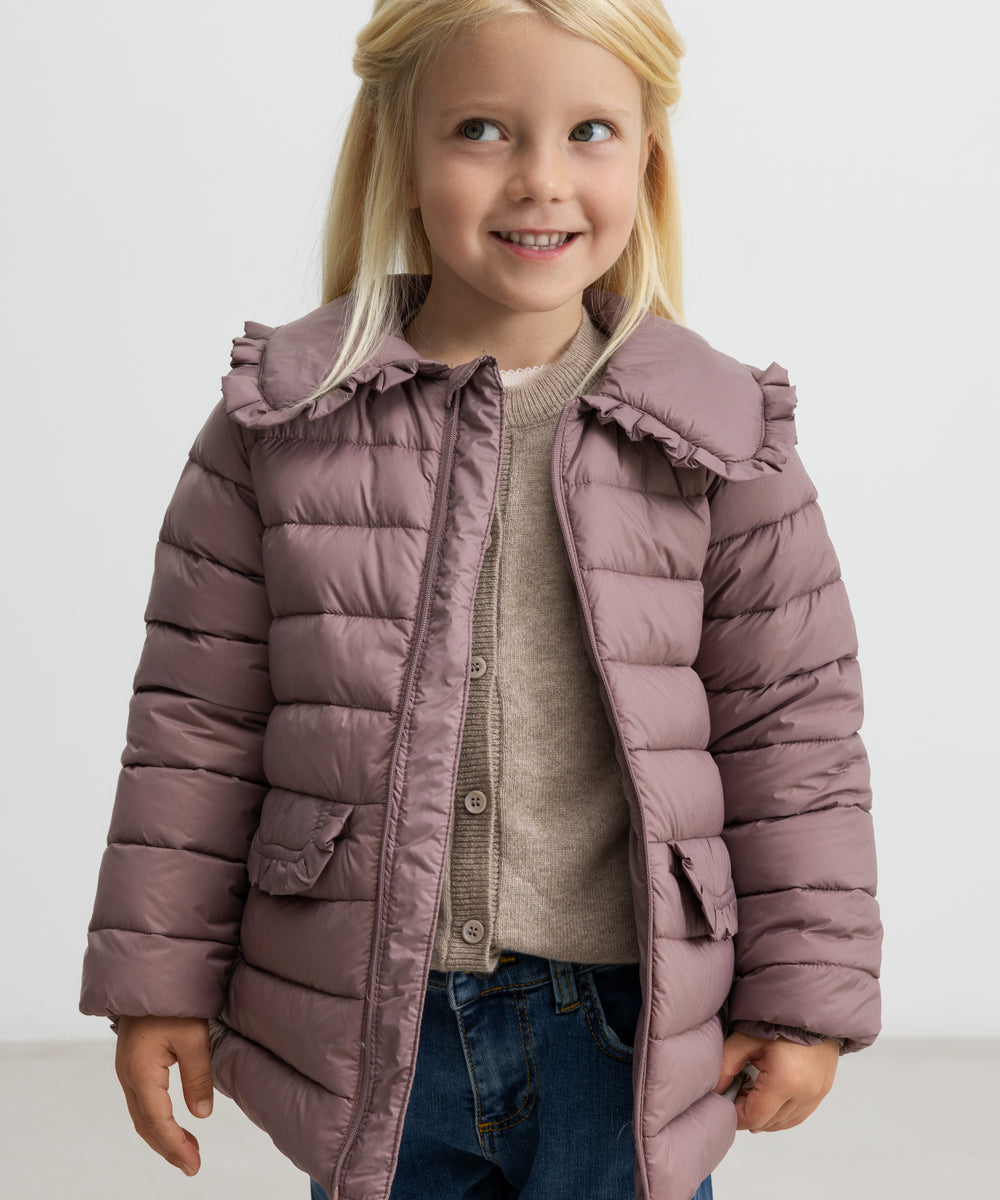 Børn iført rosa vatteret jakke med krave og lommer
