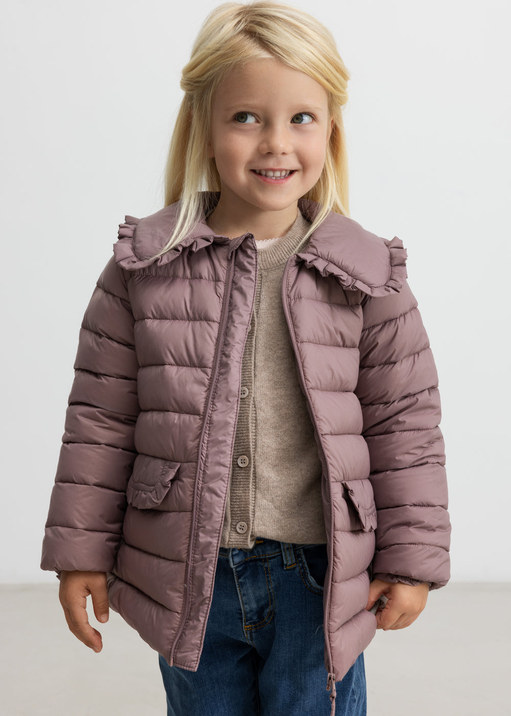 Børn iført rosa vatteret jakke med krave og lommer