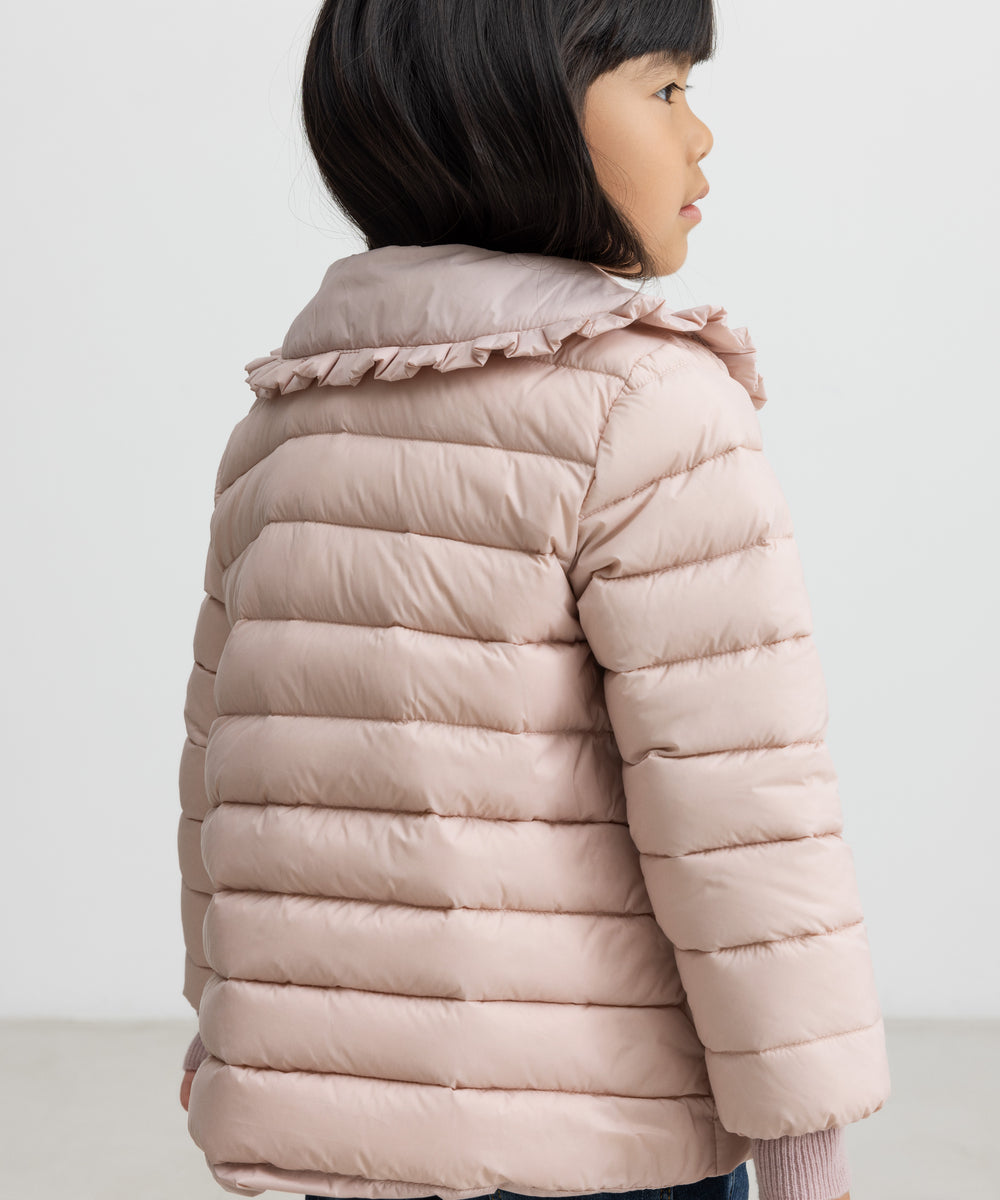 Pige med lyserød vatteret jakke set bagfra