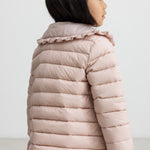 Pige med lyserød vatteret jakke set bagfra