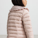 Pige med lyserød vatteret jakke set bagfra