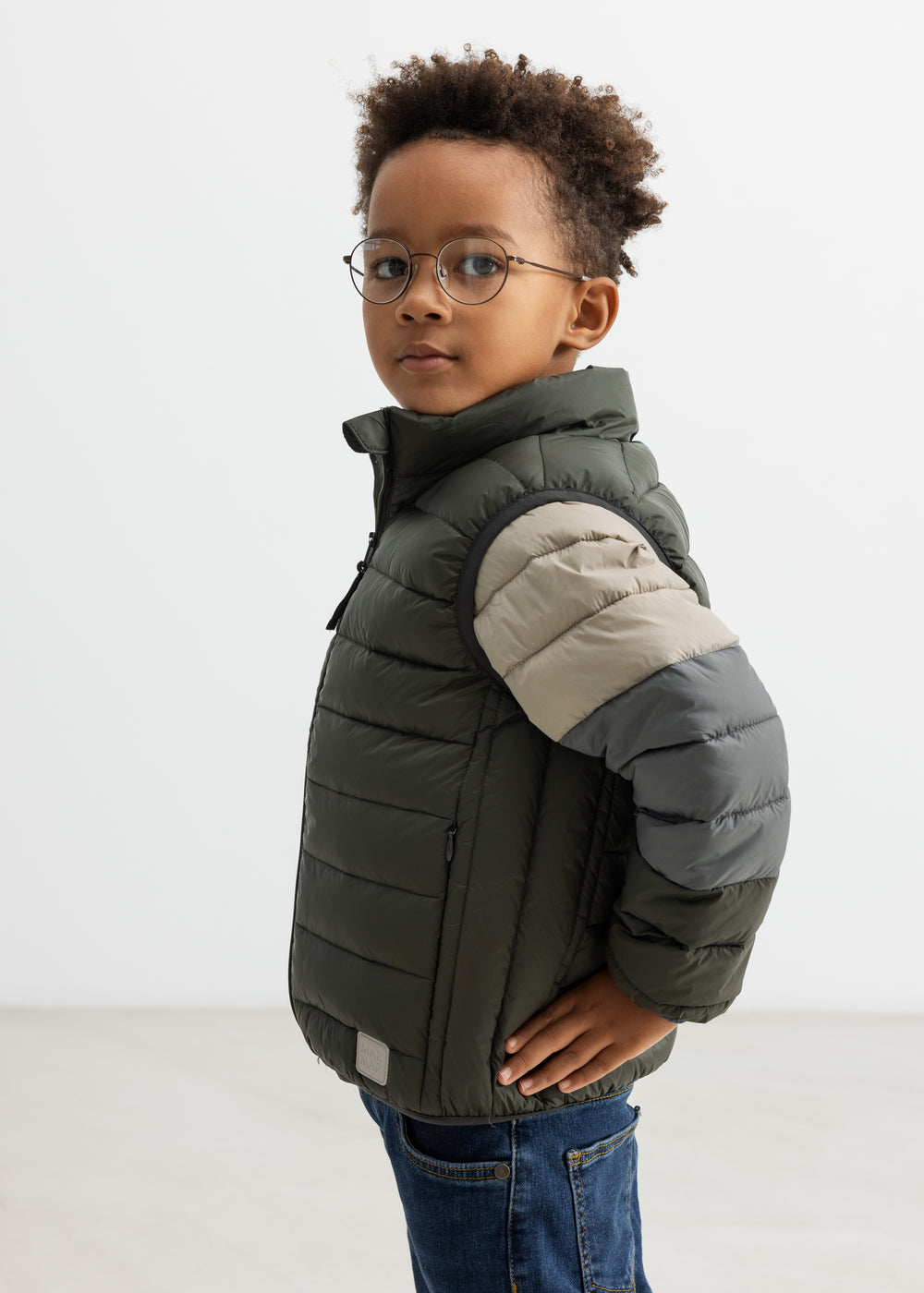 Børn iført stribet vatteret jakke i grønne og beige farver