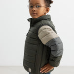 Børn iført stribet vatteret jakke i grønne og beige farver