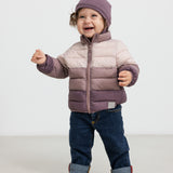 Børn iført vatteret jakke i rosa og lilla nuancer med hue
