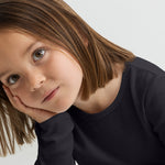 Barn iført sort t-shirt  i merinould