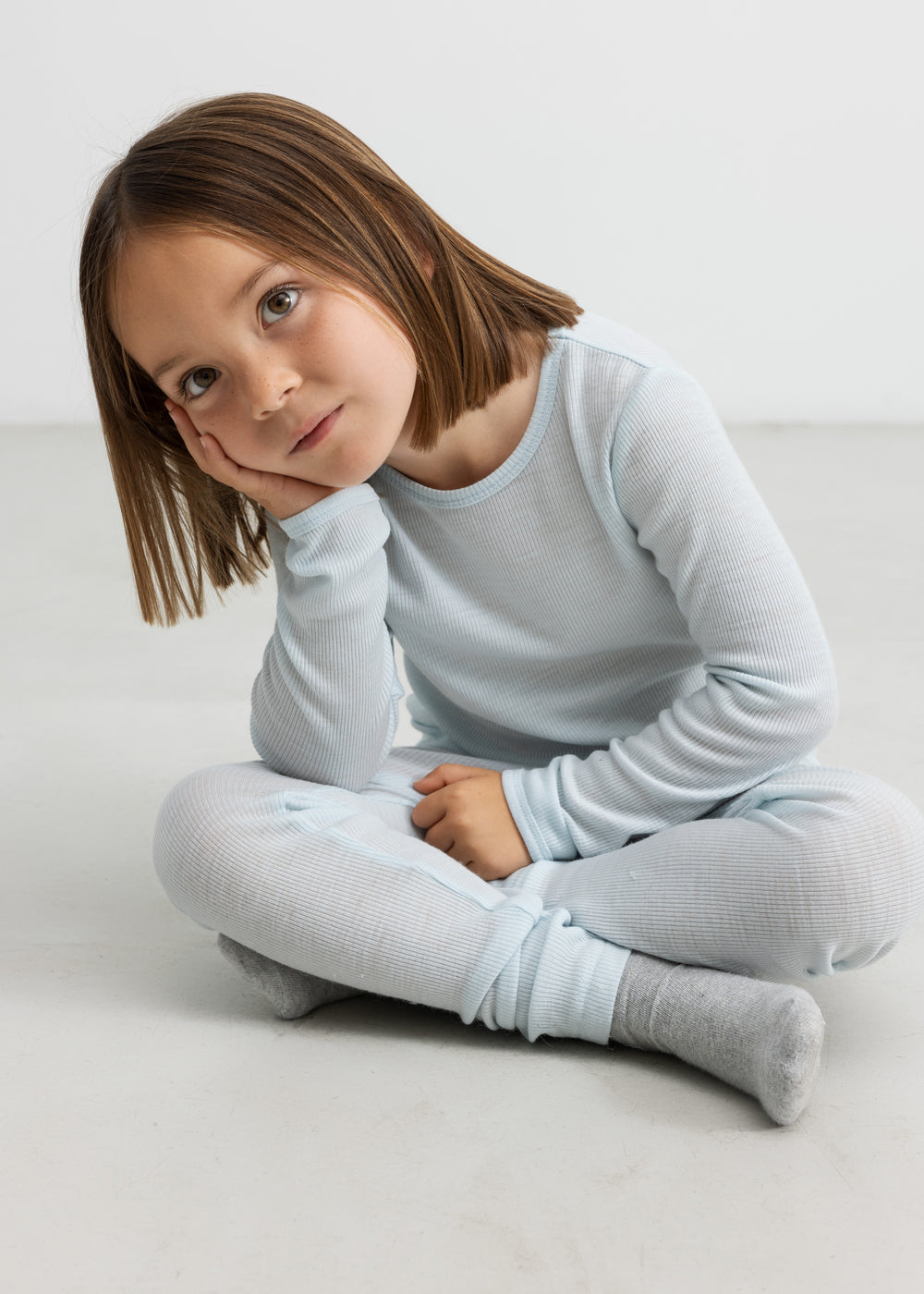 Børn iført lyseblå t-shirt og leggings i merinould