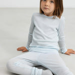 Børn iført lyseblå t-shirt og leggings i merinould