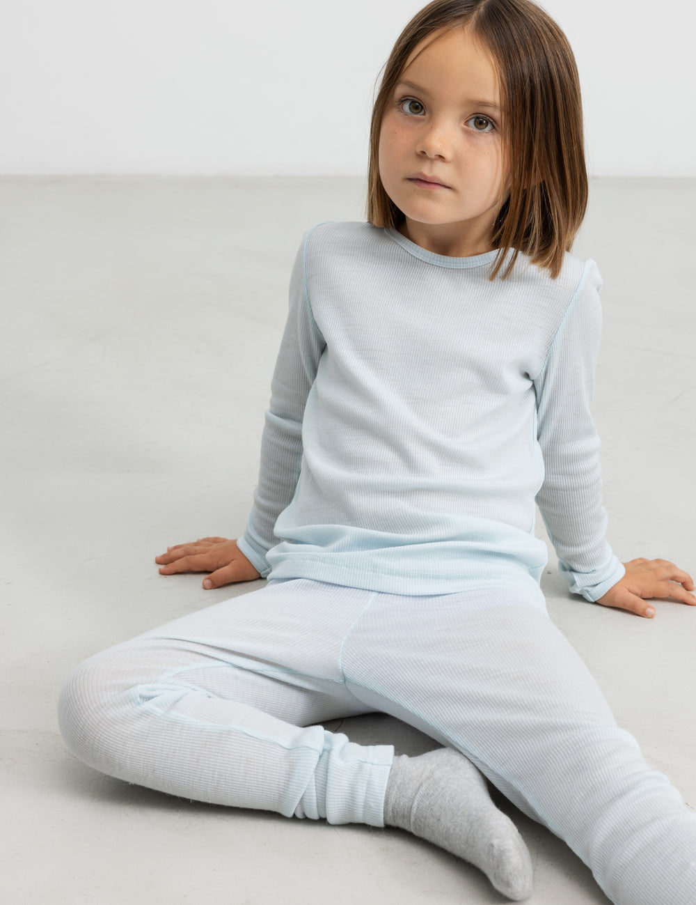 Børn iført lyseblå t-shirt og leggings i merinou