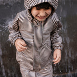 Barn iført stribet regnsæt med hætte