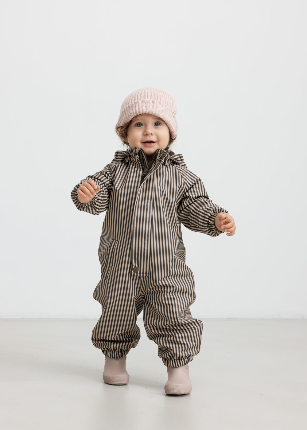 Lille børn i Brun og hvid striped regndragt  med hætte og elastikstropper