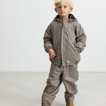 Børn iført brunt stribet regnsæt med hætte