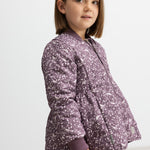 Barn iført støvlilla termojakke med print, set fra siden