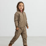 Barn iført ternet termojakke og matchende termobukser