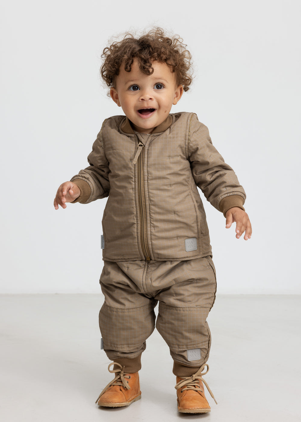 Lille barn i brunternet termotøj