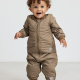 Lille barn i brunternet termotøj