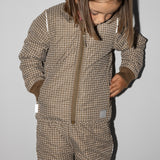 Barn iført ternet termojakke og matchende termobukser